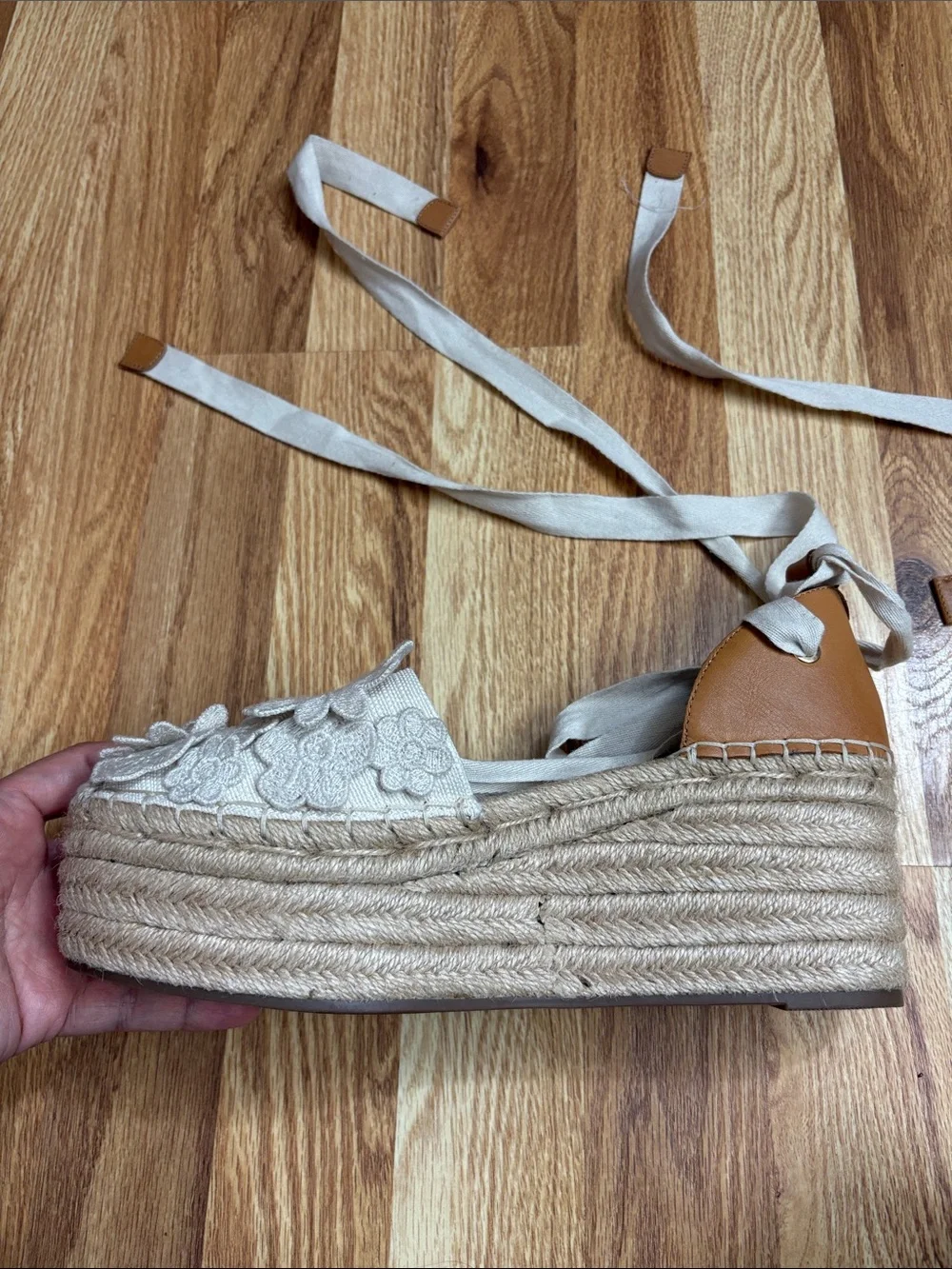 Vince Camuto Tilmai platform espadrille wedges with white floral size 9M